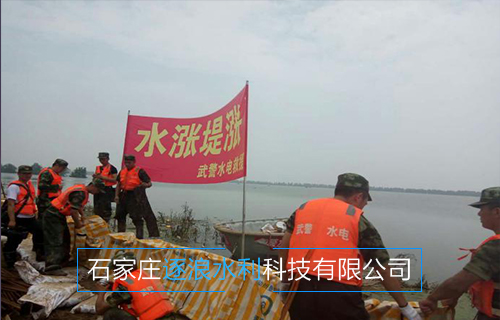 河北沿海地區(qū)，現(xiàn)場為堵水墻建設(shè)工作進(jìn)行中